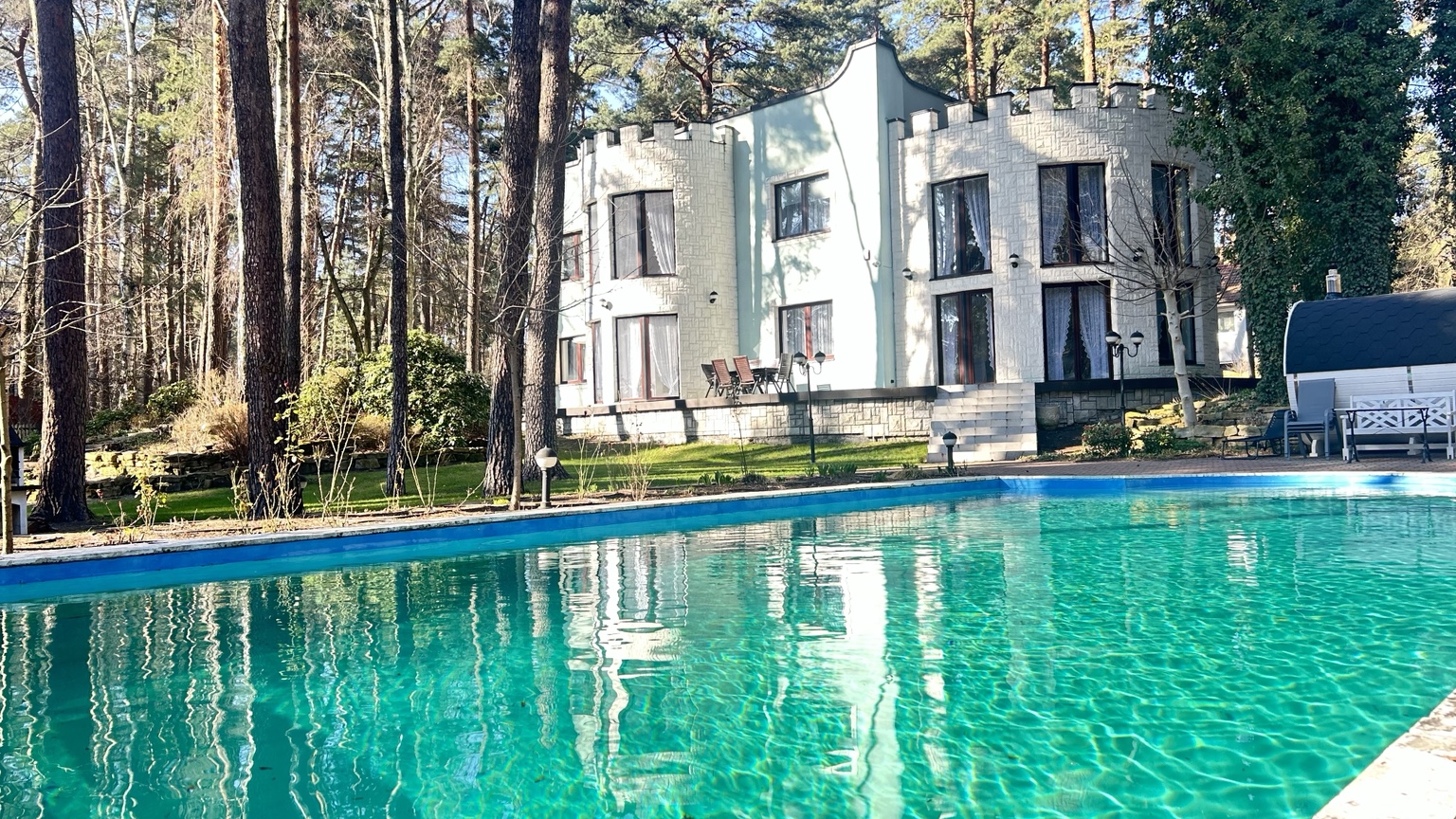 Well-kept garden with a pool