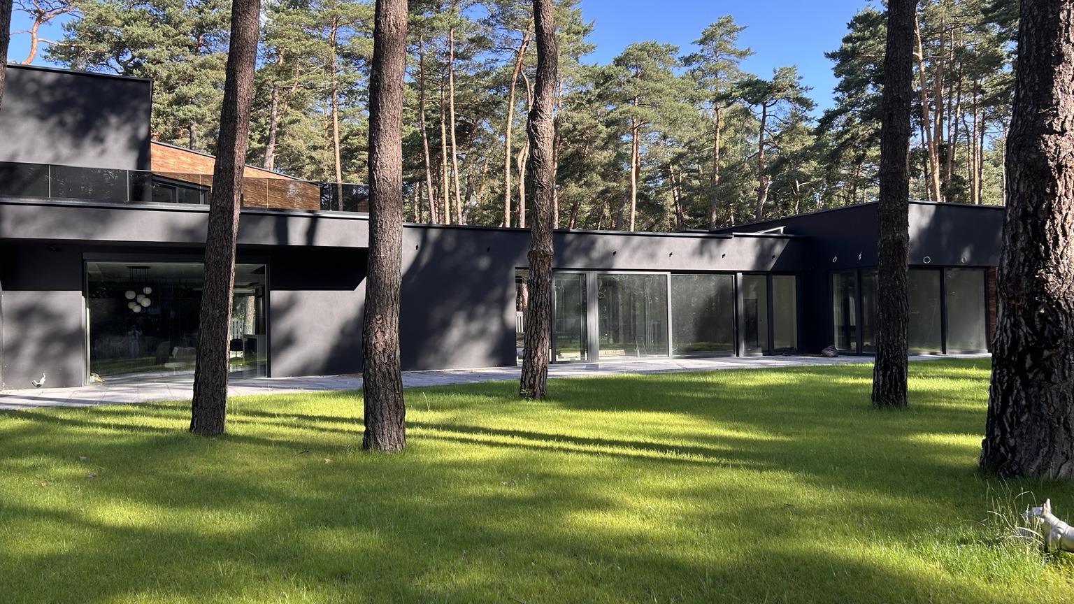 Side elevation of the residence with wooden details